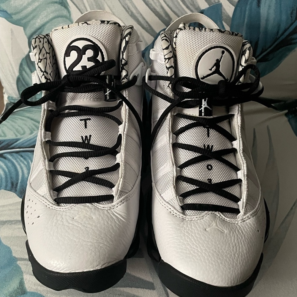 Jordan 6 rings white/black- metallic gold.